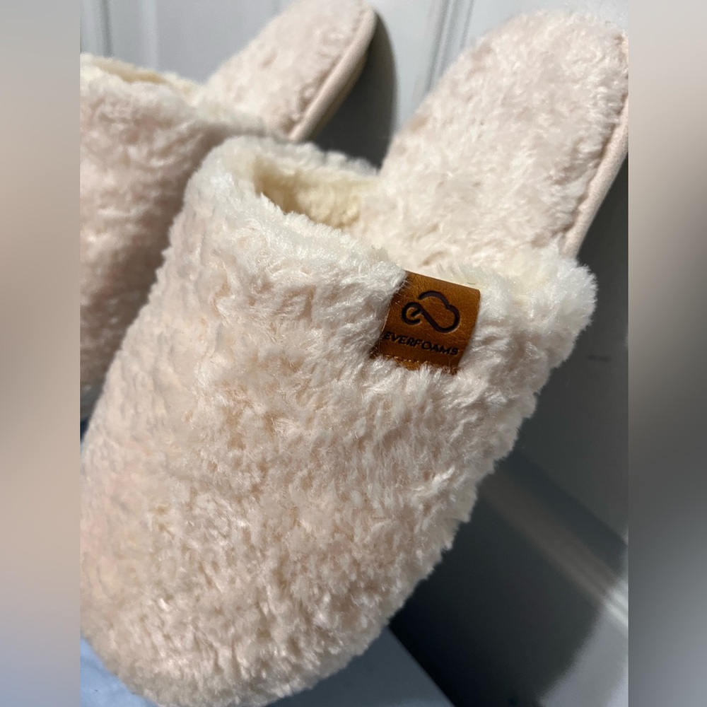 EverFoams Women's Cozy Soft Fuzzy Slippers NWOT